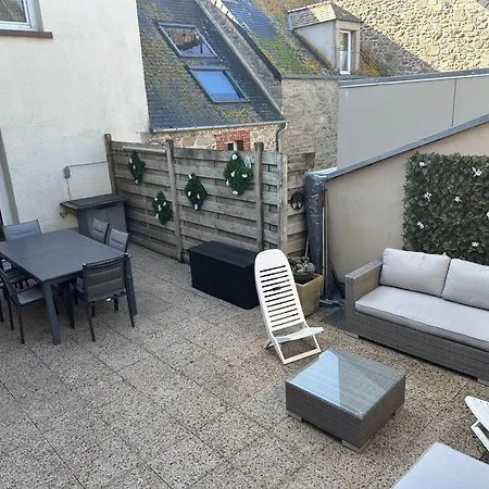 Sur Le Port De Saint-Vaast-la-Hougue