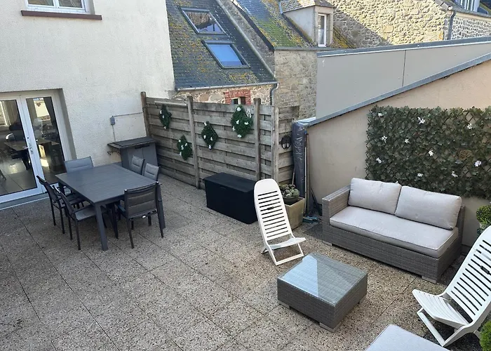 Sur Le Port De Saint-Vaast-la-Hougue