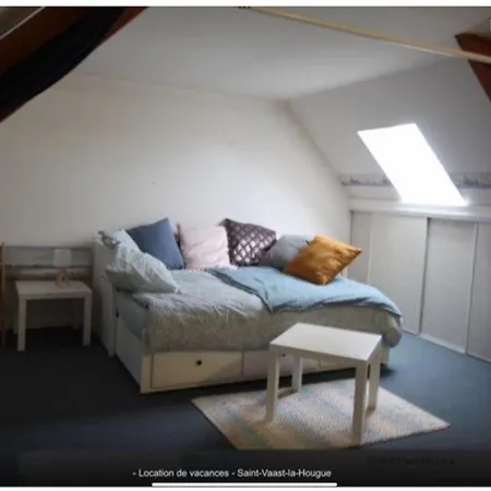 Sur Le Port De Saint-Vaast-la-Hougue