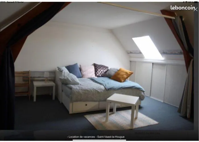 Sur Le Port De Saint-Vaast-la-Hougue