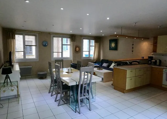 Sur Le Port De * Saint-Vaast-la-Hougue